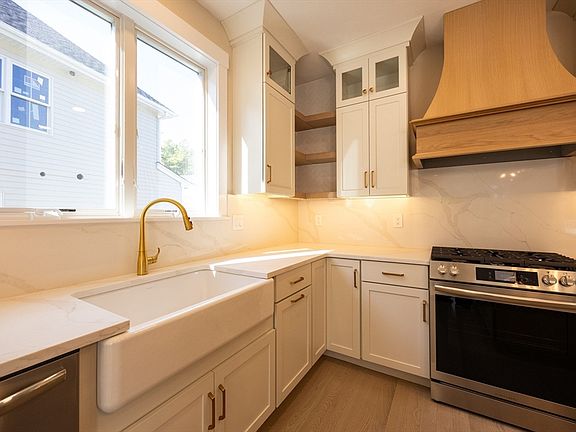 4th image of 47 Thomas Mann Cir Unit 28