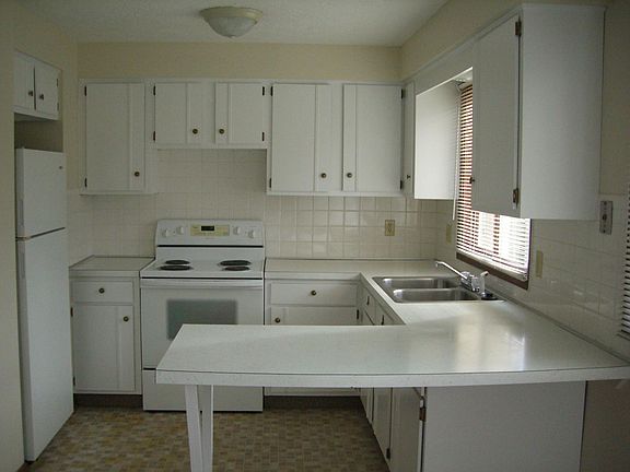 Kitchen with breakfast bar.