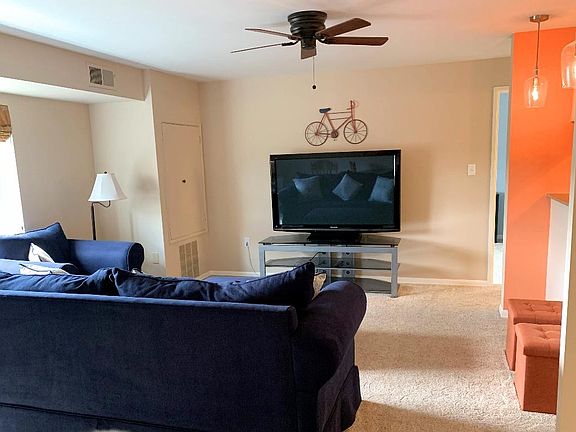 Large Television and Bright Decor make this unit so welcoming!