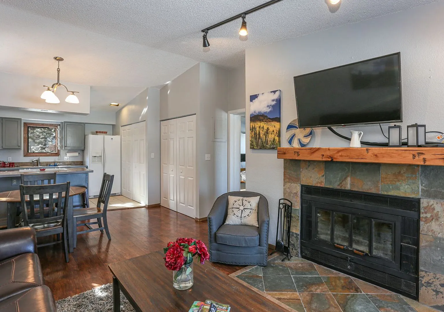 Price Reduced: 2 Bedroom on Baldy Mountain overlooking Breckenridge. Steps to the bus stop! Great... — Photo 3