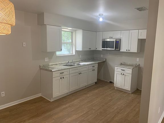 3rd image of 825 Parkwood Pl