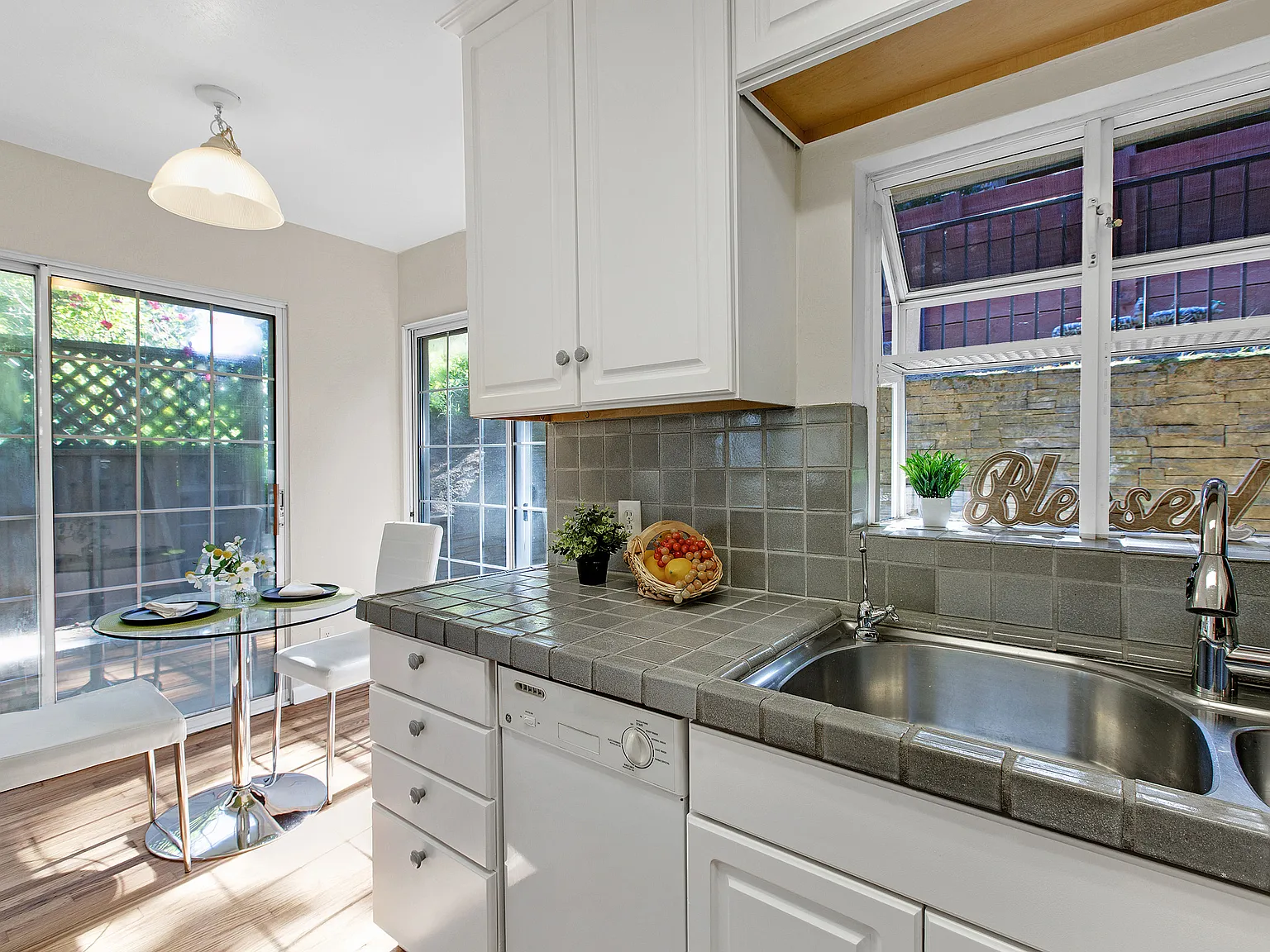 3 bed, 1600 sqft, $4,000 — Photo 3