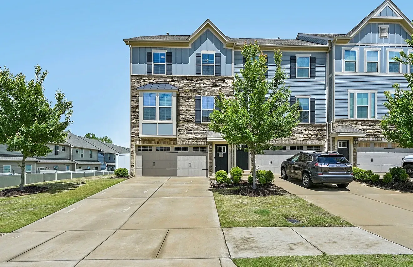 3 bed, 2.5 bath, 2025 sqft, $2,295 — Photo 3