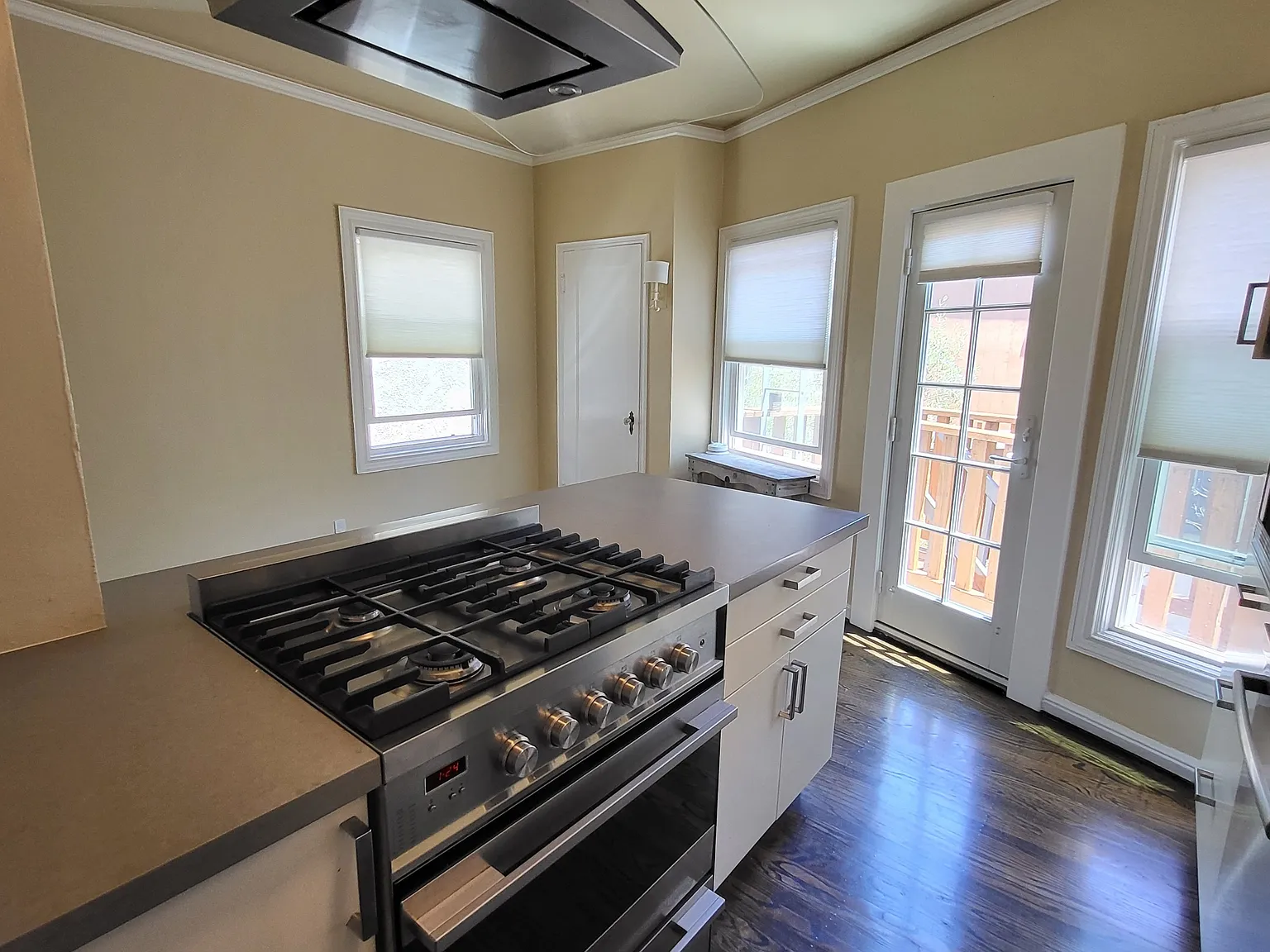 2 bed, 750 sqft, $3,500 — Photo 2