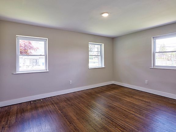 4th image of 1038 E Mount Pleasant Ave