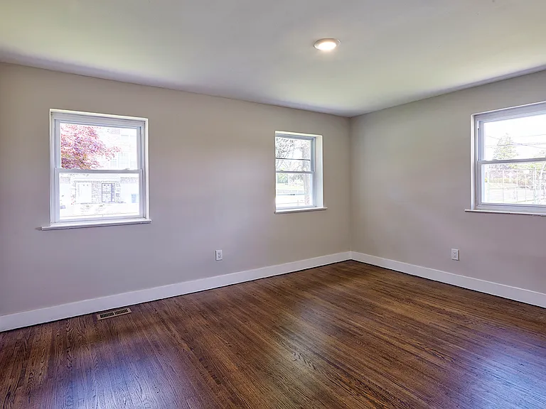 1038 E Mount Pleasant Ave — Photo 4