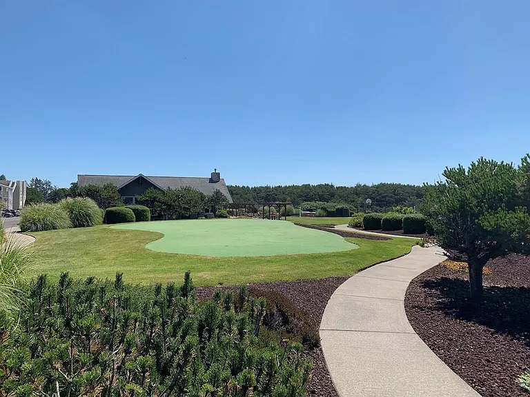 Complex grounds and putting green