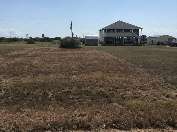 205 Seahorse Dr, Palacios, TX 77465