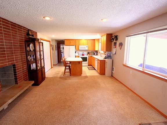 3rd image of Violet Meadow St E