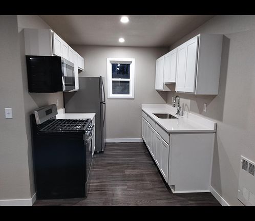 4th image of 3303 E Bremer Ave #211
