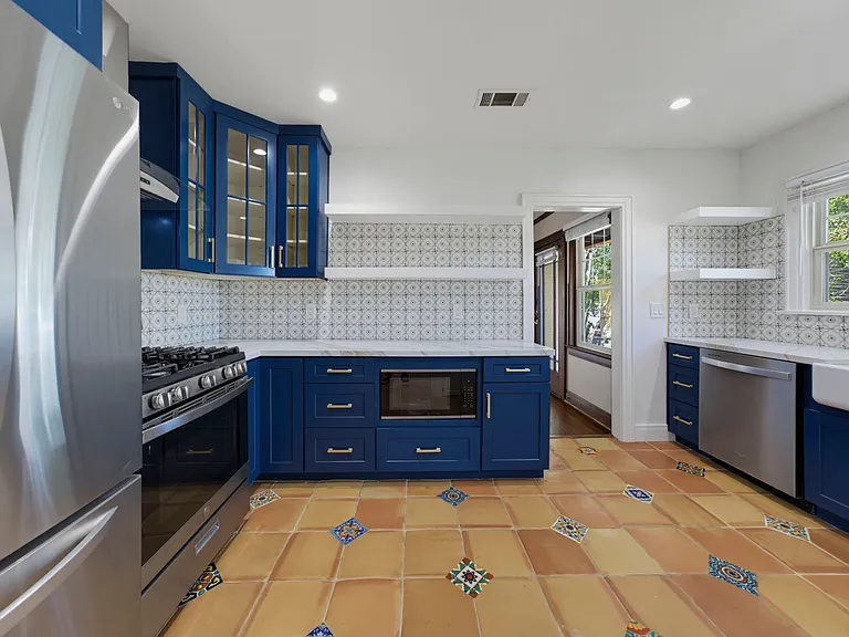 828 11th St — Photo 11
