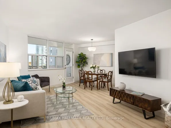 980 Broadview Ave #804, Toronto, ON M4K 3Y1