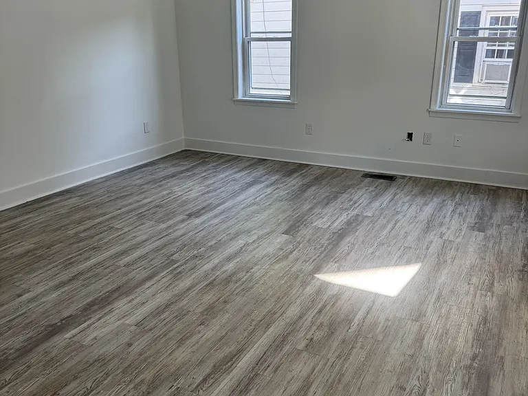 205 E East St — Photo 2