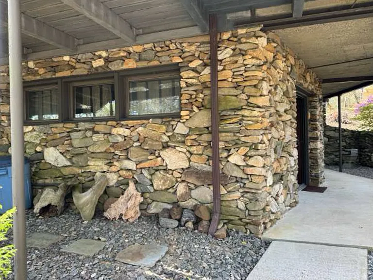 111A Greenwood Acres Dr — Photo 3