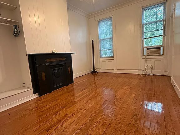 4th image of 992 Hart St #2F
