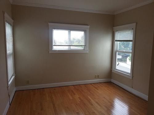 4th image of 924 E 20th St APT 4