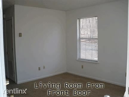 2LivingRoomFromFrontDoor.gif