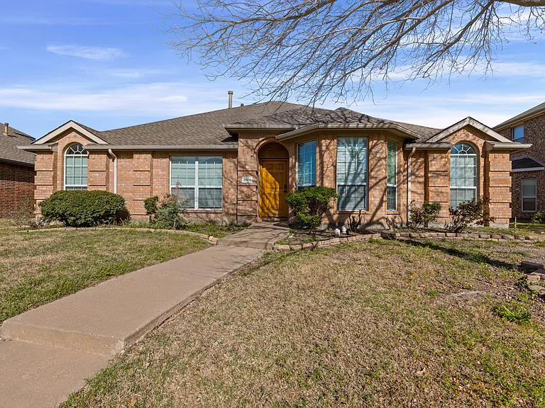 3509 Manor Dr — Photo 2