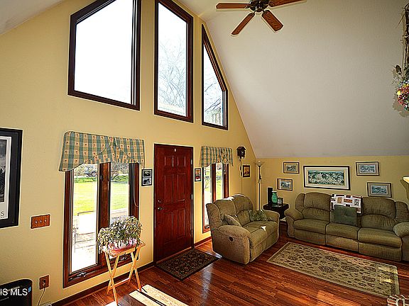 5th image of 6344 N River Rd