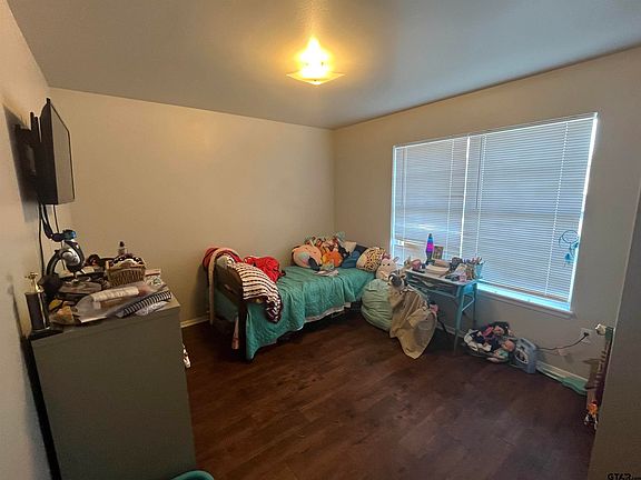 4th image of 215 Willowbrook Ln