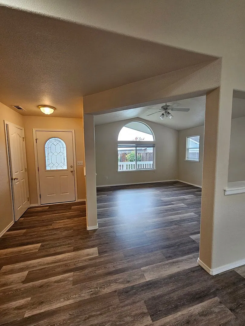 Great Home Near Shopping! — Photo 2