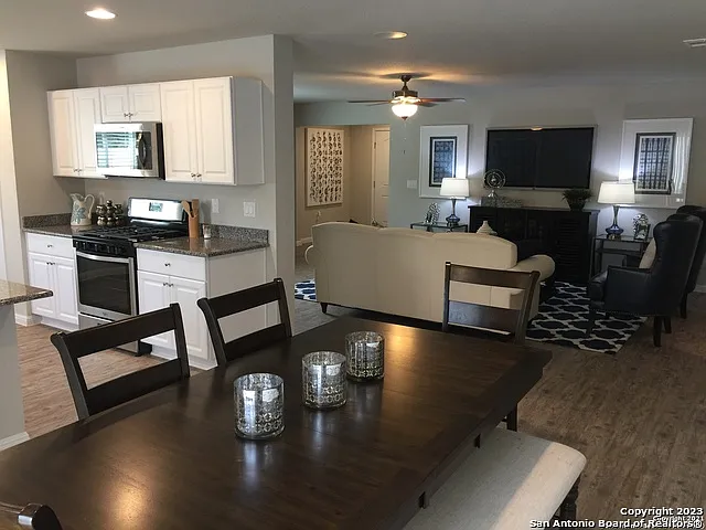 3 bed, 2.5 bath, 1690 sqft, $1,995 — Photo 4