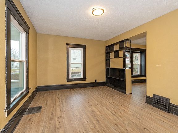 2nd image of 258 Oberlin Ct