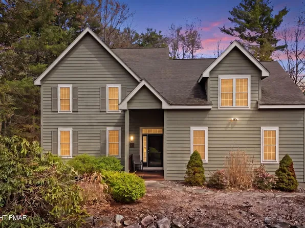 493 Brookside Dr, Pocono Pines, PA 18350