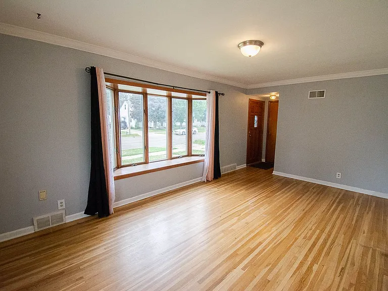205 15th St SE — Photo 3