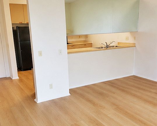 3rd image of 8310 Regents Rd Unit 3F