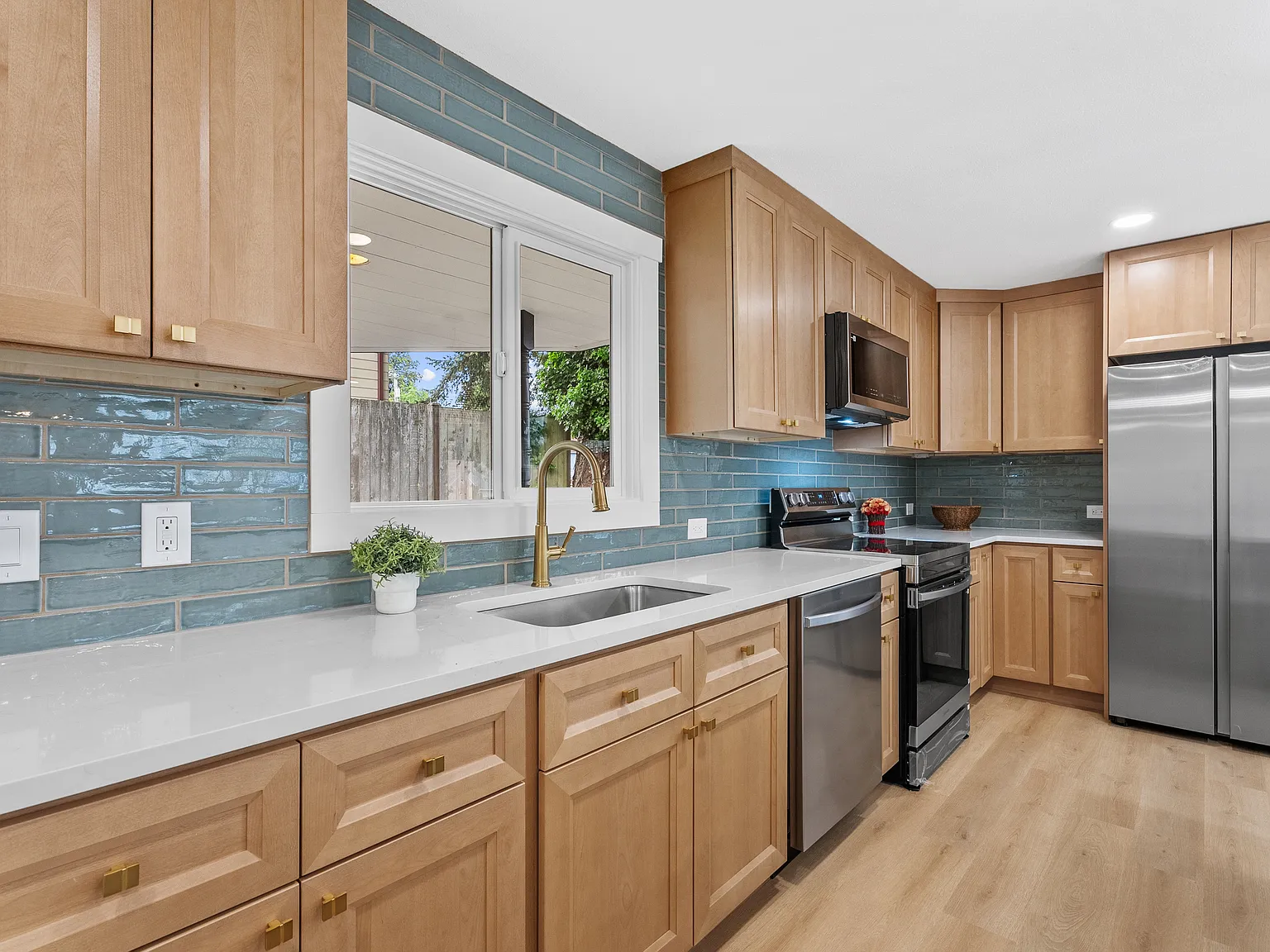 3 bed, 1216 sqft, $3,300 — Photo 4