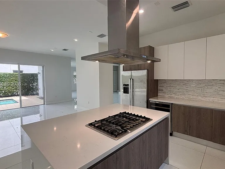 10108 NW 77th St — Photo 11