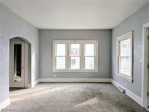 4th image of 864 10th St NE