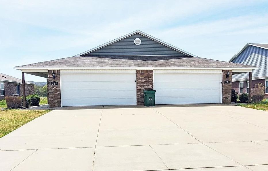 1st image of 225 & 227 E Anabranch Ct