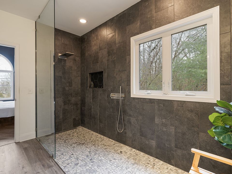 37th image of 442 Lakeview Cir