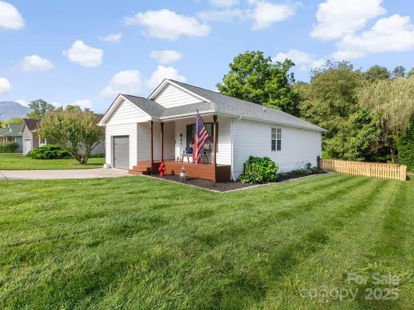 61 Village St, Clyde, NC 28721