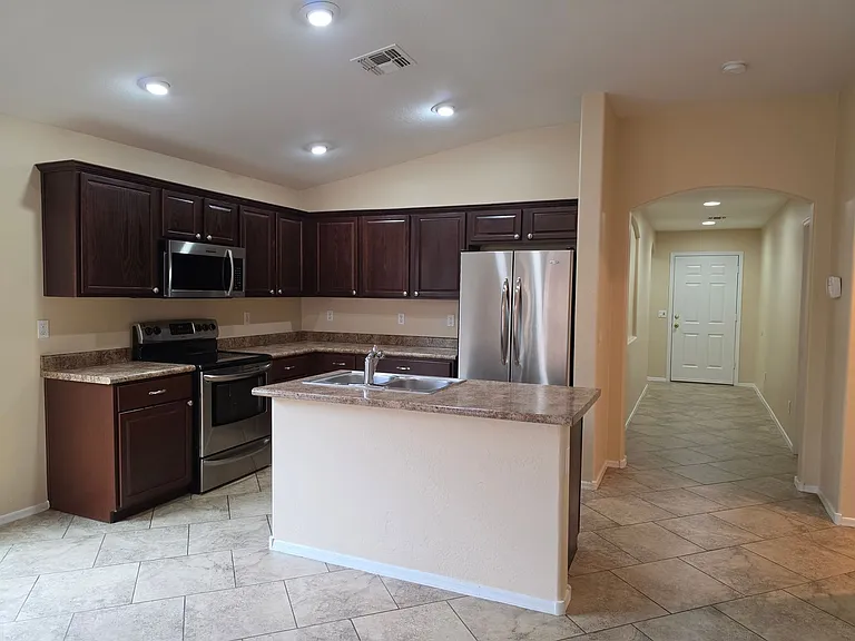 7805 S 48th Ln — Photo 18