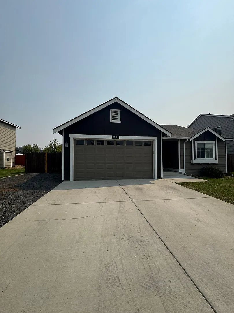 Quiet 3 Bed Home with Fenced Yard — Photo 2