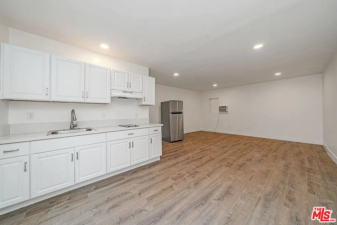 Studio, 1.0 bath, 300 sqft, $1,200 — Photo 1