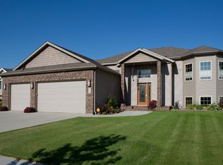 4512 Sunrise Dr, West Fargo, ND 58078