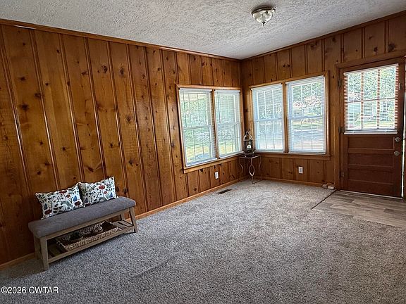 5th image of 636 Foster St
