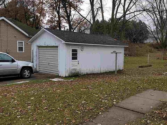 3rd image of 209 W Plum St