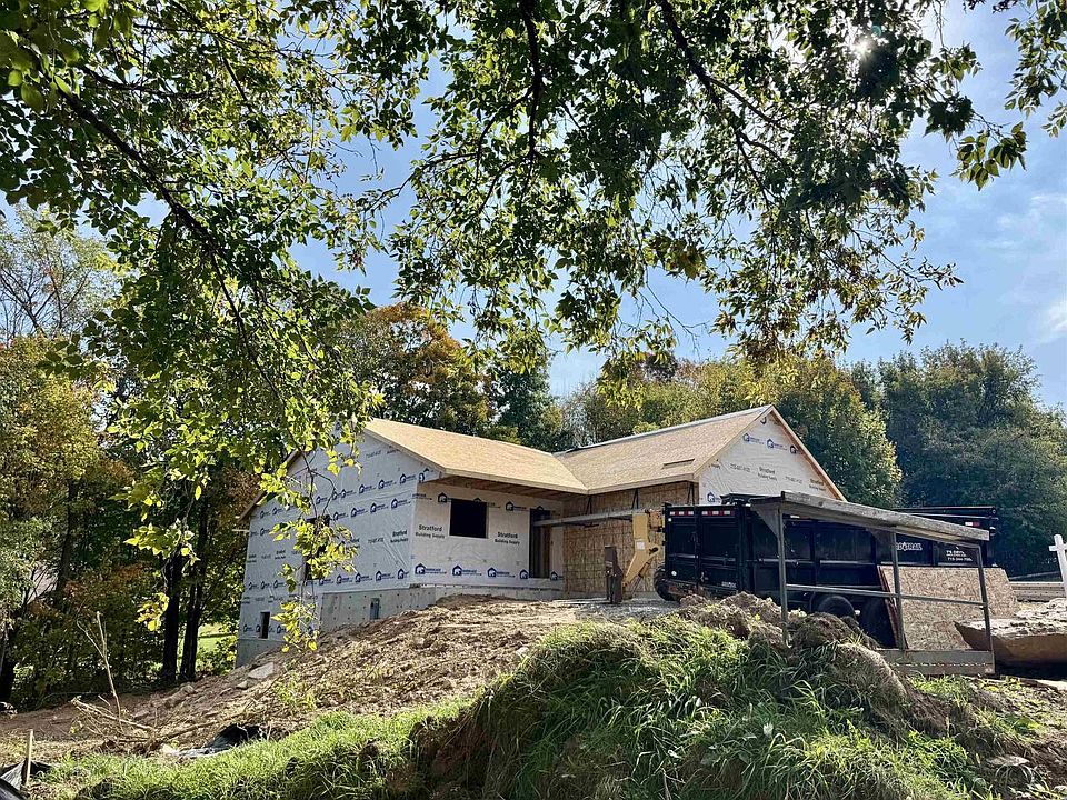1st image of 704 THORNAPPLE STREET