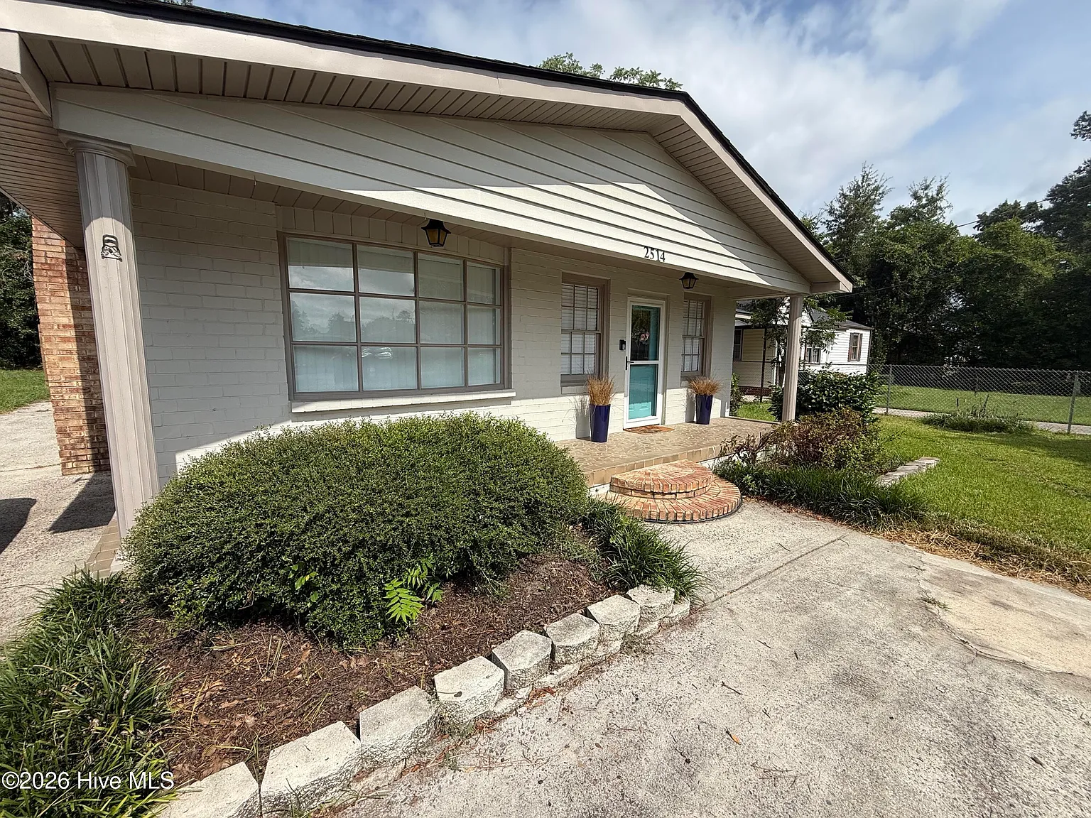 3 bed, 2.0 bath, 1582 sqft, $1,580 — Photo 2