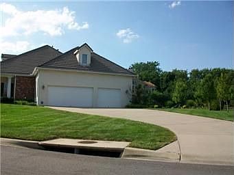 2nd image of 704 NE Shoreline Dr