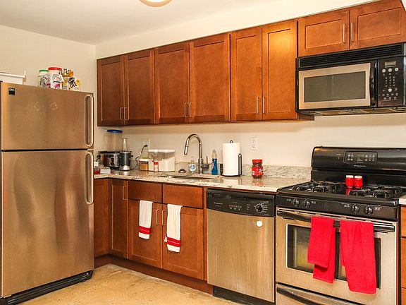 3rd image of 921 W Wilson Ave APT 1G