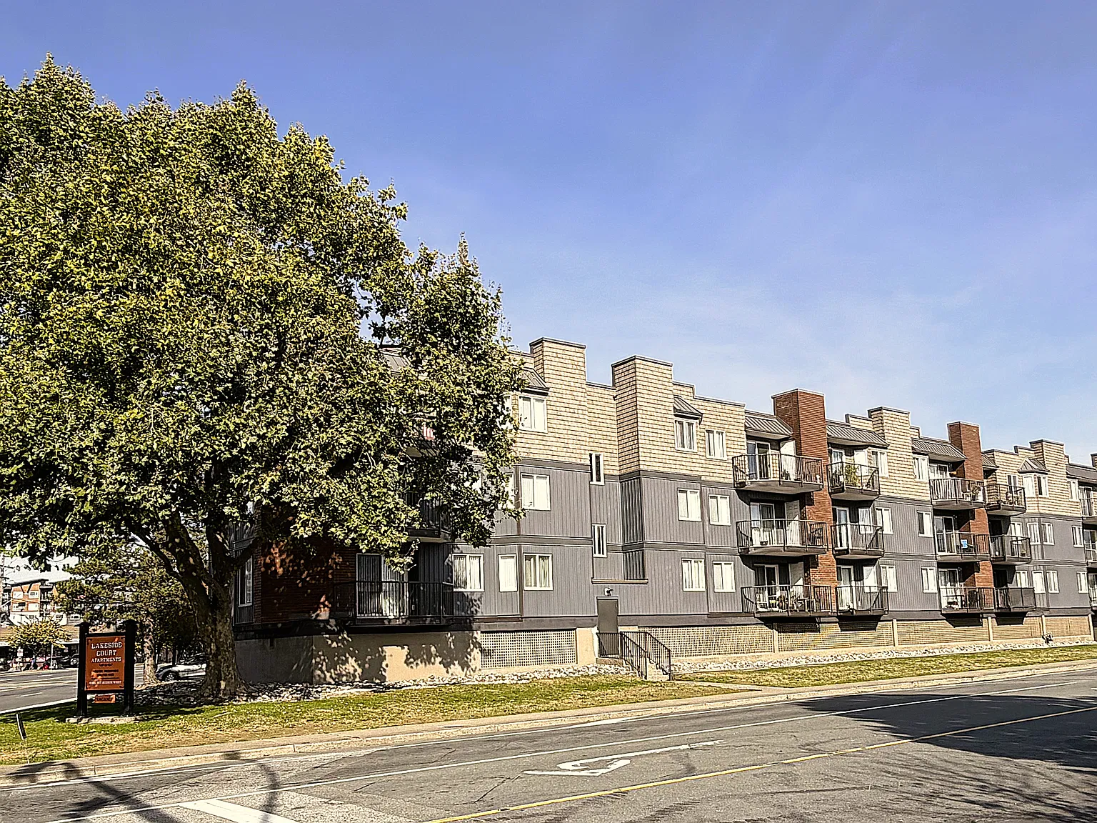 Lakeside Court — Photo 4