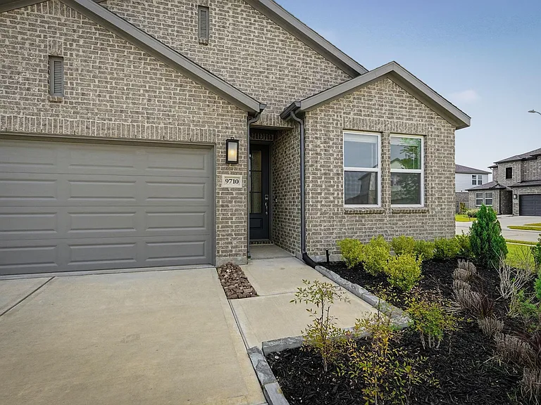 9710 Rialto Heights Dr — Photo 2