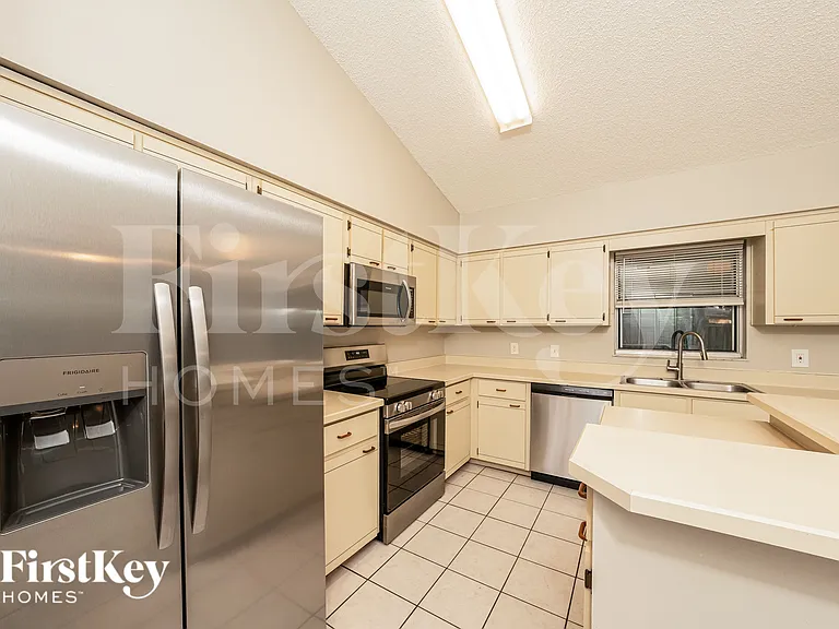 1401 SW Sudder Ave — Photo 7