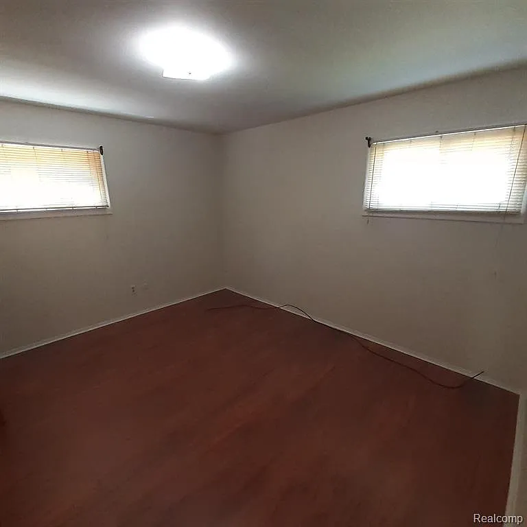 3 bed, 1.0 bath, 1051 sqft, $1,300 — Photo 3